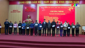 Báo và phát thanh, truyền hình Phú Thọ phối hợp trao quà Tết tặng hộ nghèo xã Đông Thành