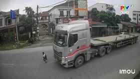 Nguy cơ tai nạn khi trẻ nhỏ lao ra đường không quan sát