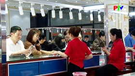 Nhộn nhịp mua sắm ngày vía Thần Tài