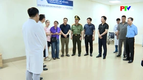 Lãnh đạo UBND tỉnh thăm, động viên bệnh nhân vụ tai nạn ở Tam Đảo