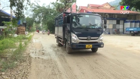 Đường xuống cấp vì thi công dở dang