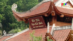 Chuẩn bị cho biểu diễn múa rối nước tại Đền Hùng