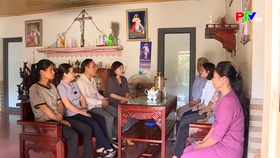 Trao tiền ủng hộ của nhà hảo tâm tới nhân vật PTV Kết nối yêu thương