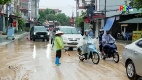 Khắc phục sạt lở, đảm bảo giao thông thông suốt